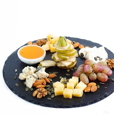 Сырная тарелка в Роза ветров по цене 1200 ₽