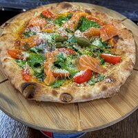 Пицца с семгой и миксом салатов в Iris