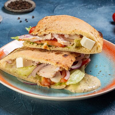 Пита с курицей и сыром фета в Фиеста по цене 650 ₽