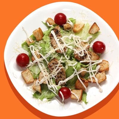 Салат Цезарь с курицей в Оригами по цене 435 ₽