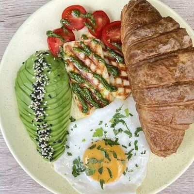 Авокадо и сыр халуми в BUENO cafe по цене 860 ₽