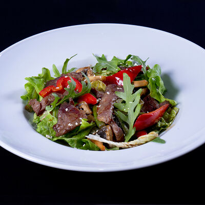 Теплый салат с говядиной в Комедия по цене 30 р.