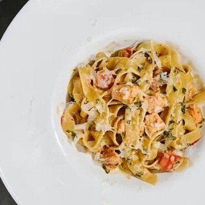 Феттуччине с лососем и шпинатом в сливочном терияки в Гастробар DOM по цене 580