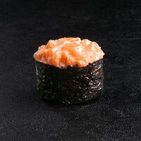 Гункан с лососем в Самурай SUSHI PREMIUM