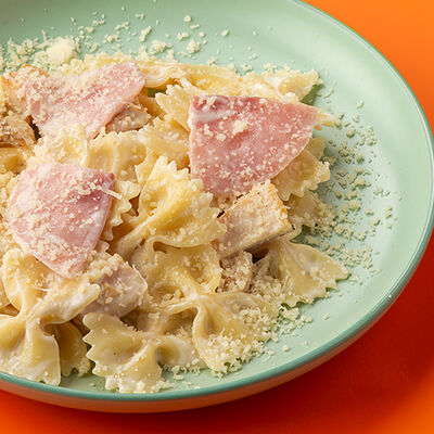 Фарфалле с курицей и ветчиной в Сушилка по цене 390 ₽