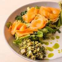 Салат с сёмгой и сыром фета в Трай