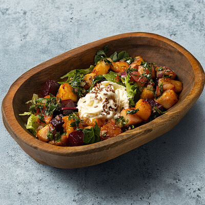 Салат из печеных овощей с сыром страчателла в Сказка по цене 630 ₽