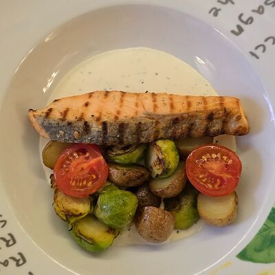 Лосось гриль с овощами в соусе бер блан в Траттория Semplice по цене 1490 ₽