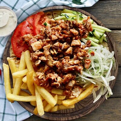 Гирос на тарелке со свининой в Мясная ярмарка по цене 469 ₽