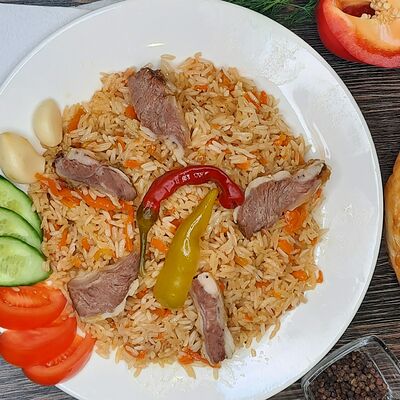 Плов узбекский в Лепёшка из тандыра по цене 349 ₽