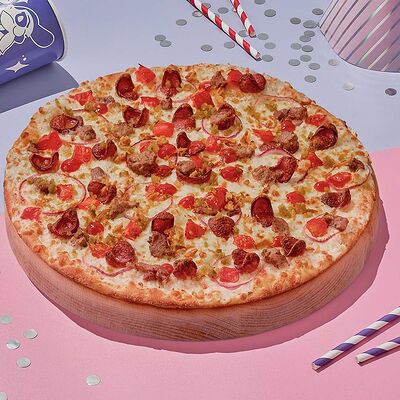 Пицца Мясная острая на тонком тесте 30 см в Dostaевский по цене 746 ₽