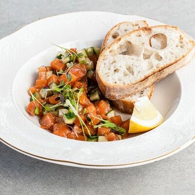 Тартар из лосося в Веранда по цене 590 ₽