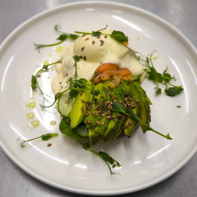 Бенедикт на Бриоши с лососем и яйцом пашот в Панеттоле по цене 685 ₽