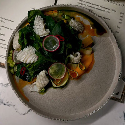 Салат с кальмаром, манго и соусом из лимона в W - cocktails & food по цене 840 ₽