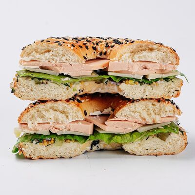 Бейгл Doktorskaya в MANTRA Bagels&Coffee по цене 620 ₽