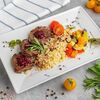 Медальоны из ростбифа с брусничным соусом и булгуром с овощами гриль в Topfoodcafe по цене 1387