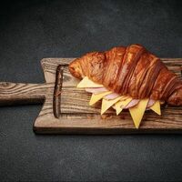 Круассан с ветчиной и сыром в Техникум