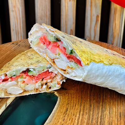 Крем-чиз ролл с курицей в Umami по цене 350 ₽