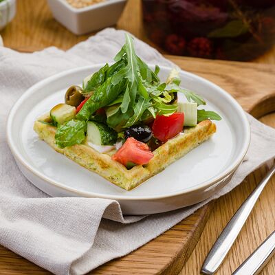 Кабачковая вафля с легким овощным салатом в Debaton по цене 384