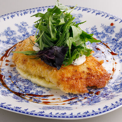 Шницель из курицы с соусом тартар и картофельным муслиномв Crevette по цене 950 ₽