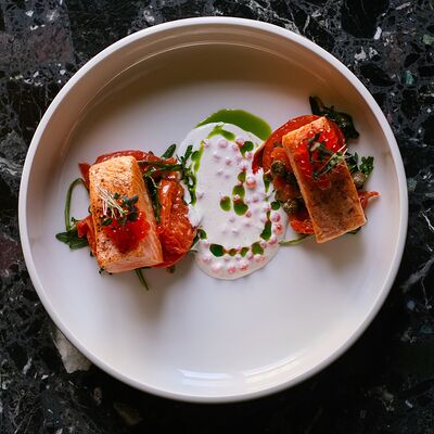 Филе лосося с томатным соте и сливочным соусом в Nuahule по цене 43 р.