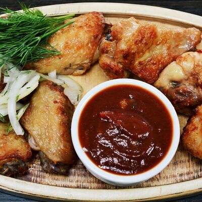 Шашлык из куриных крылышек в Мангал и мясо по цене 454 ₽