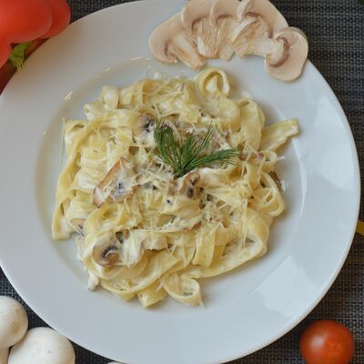 Паста феттуччине с шампиньонами в сливках в КАФЕ time по цене 279 ₽