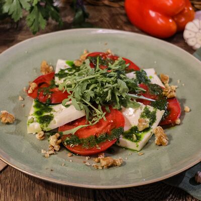 Салат с томатами и имеретинским сыром в Мзиани по цене 610 ₽
