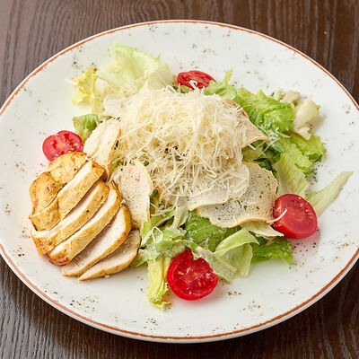 Цезарь с курицей в Сандуны Урал по цене 770 ₽