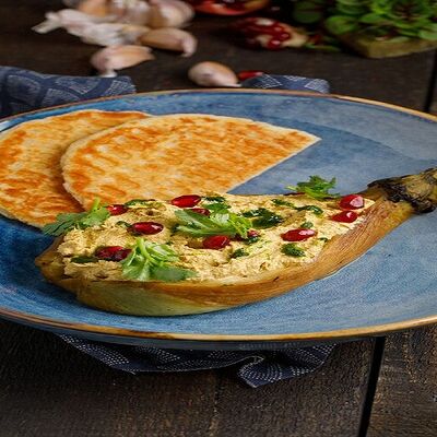 Баклажан со взбитыми орехами и вафлями мчади в Баклажан в ТЦ 