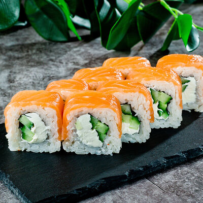 Фирменный ролл Филадельфия с огурцом в Sushi san по цене 420 ₽