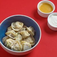 Пельмени с говядиной и муссом из сметаны в Four