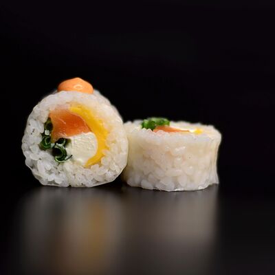 Нежный с копченым лососемв Sushi Kent по цене 560 ₽