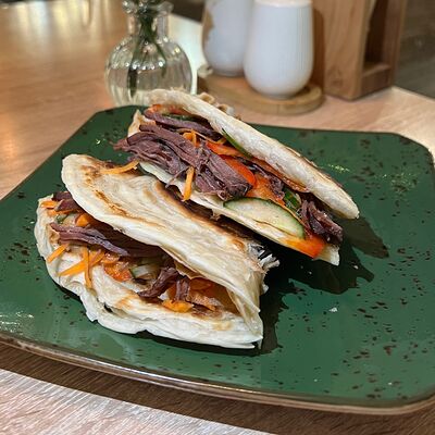 Ротти с рваной говядинойв Laksa & Wok по цене 690 ₽