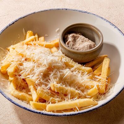 Картофель фри с пармезаном и трюфельным соусомв Чиполучо по цене 360 ₽