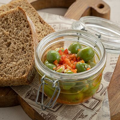 Зеленые оливки в пряном масле с чиабаттой в Brasserie Kriek по цене 590 ₽