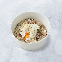 Овсяная каша с курицей, грибами и яйцом пашот в Vaffel Норвежские вафли