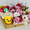 Цветы с ароматным кофе и макарунсамив Дарите красиво по цене 4199
