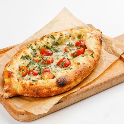 Хачапури с копченным сулугуни, томатами и кинзойв Бублик по цене 420 ₽