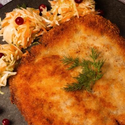 Куриный шницель с капустным салатом в Время Ч по цене 590 ₽