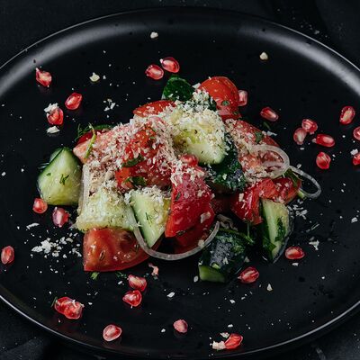 Овощной салат с грецкими орехами в ALEX ROYAL RESTAURANT по цене 550 ₽