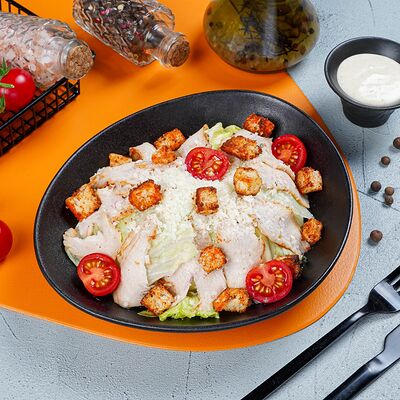 Цезарь с курицей в Оу май паста по цене 450 ₽