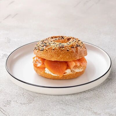 Бейгл с лососем и творожным сыром в Шоколадница по цене 565 ₽