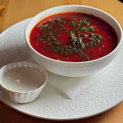 Традиционный борщ с томлеными щечкамив Vladbeef Bar по цене 550 ₽