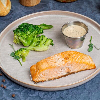 Стейк из лосося с брокколи и кунжутным соусом в Космос по цене 990 ₽
