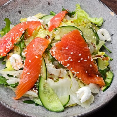 Салат с сёмгой в I Want Coffee & Food по цене 900 ₽
