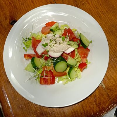 Овощной салат с ореховой заправкой в Трактир Распутинский по цене 145 ₽