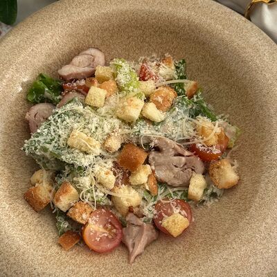 Салат Цезарь с куриным бедром в Птичка по цене 585 ₽