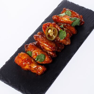 Крылья в пряной глазури и халапеньо в Уголь по цене 690 ₽