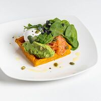 Вафли из батата с яйцом пашот и лососем в Smart Coffee Lab